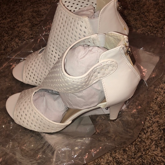 Shoes - NWOT- white cage style heeled booties